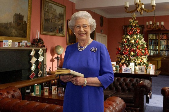 Queen Elizabeth II at Combermere Barracks in Windsor 08 December 2003, where she recorded her Christmas Day message to the Commonwealth. POOL ROTA PA (Photo credit should read FIONA HANSON/AFP via Get ...