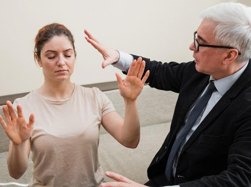 Auch esoterische Heiler  nennen sich nun Coaches – das steckt dahinter