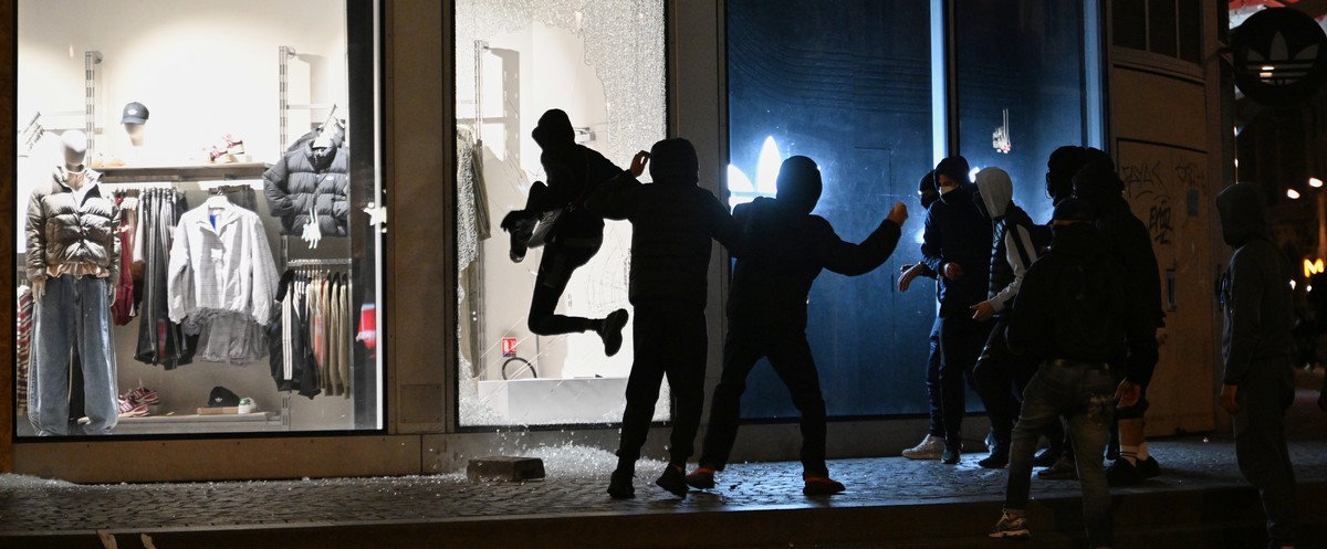 KEYPIX - Youths break a store window during clashes between protestors and police in Paris, Sunday, Oct. 18, 2026. (KEYSTONE/AP Photo/Emma Da Silva)