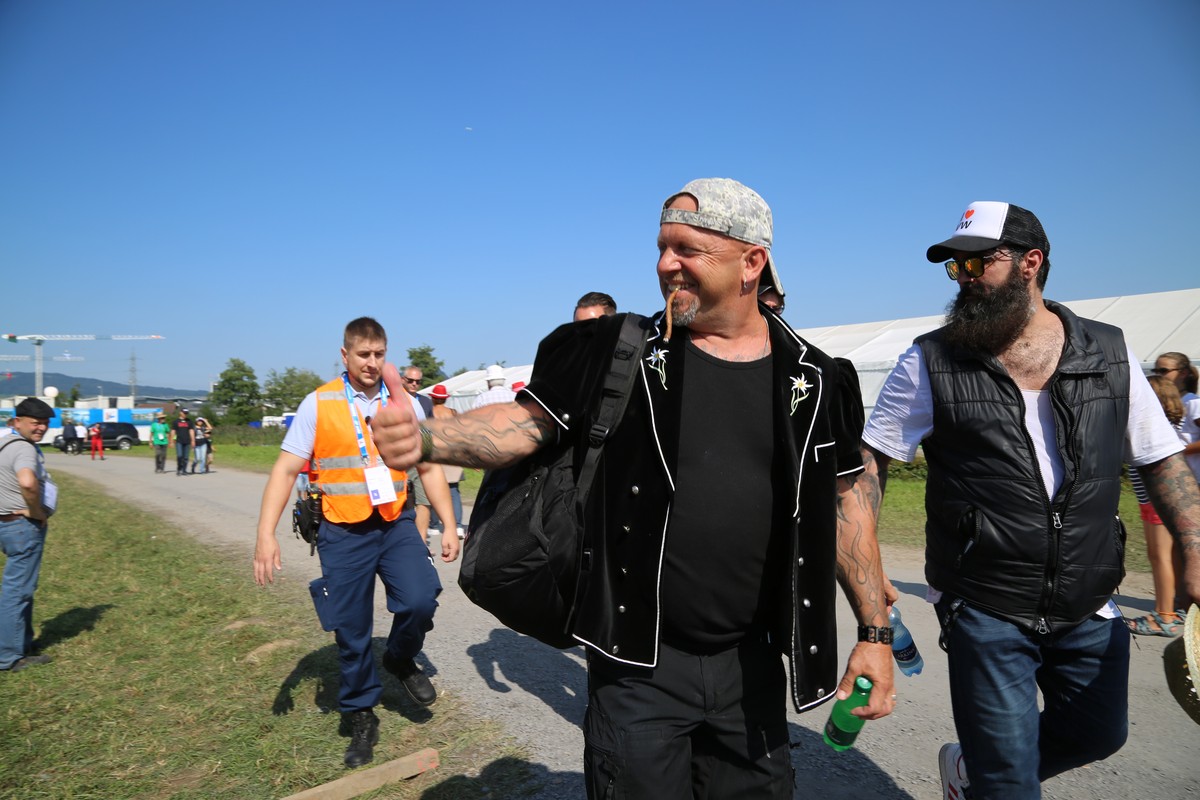 Plötzlich läuft Gölä durchs Festgelände und macht die Schwingfestbesucherinnen nervös.