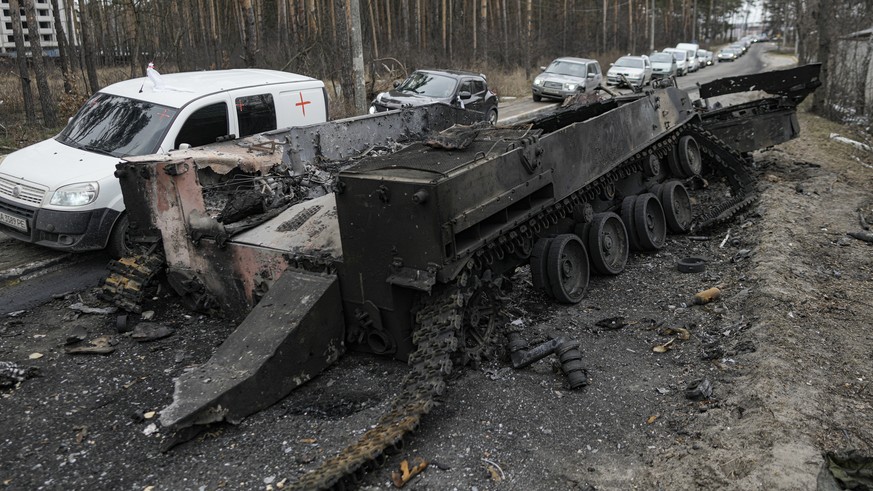 Panzerwracks wie dieses in Irpin säumen den Weg der russischen Truppen in die Ukraine. 
