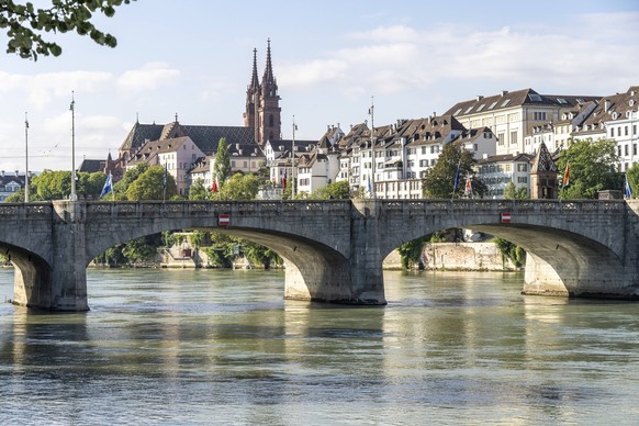 Basel Stadtansicht Basel mit Rhein, Mittlere Br¸cke, M¸nster und Altstadt in Basel, Schweiz, Europa Cityscape with Rhine river, Minster, Middle Bridge and old town in Basel, Switzerland, Europe *** Ba ...
