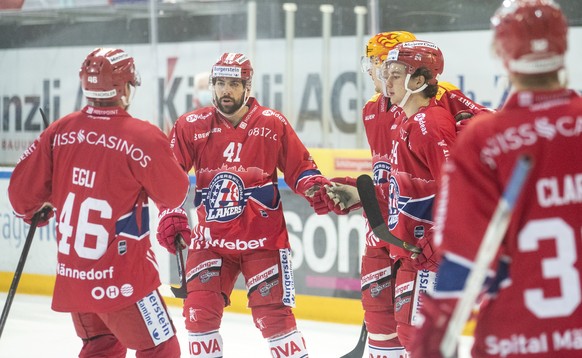 Jubel bei Rapperswils Dominik Egli, Rapperswils Leandro Profico, Rapperswils Roman Cervenka und Rapperswils Marco Lehmann, von links, nach dem Tor zum 1-0 im Eishockey Spiel der National League zwisch ...