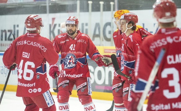 Jubel bei Rapperswils Dominik Egli, Rapperswils Leandro Profico, Rapperswils Roman Cervenka und Rapperswils Marco Lehmann, von links, nach dem Tor zum 1-0 im Eishockey Spiel der National League zwisch ...