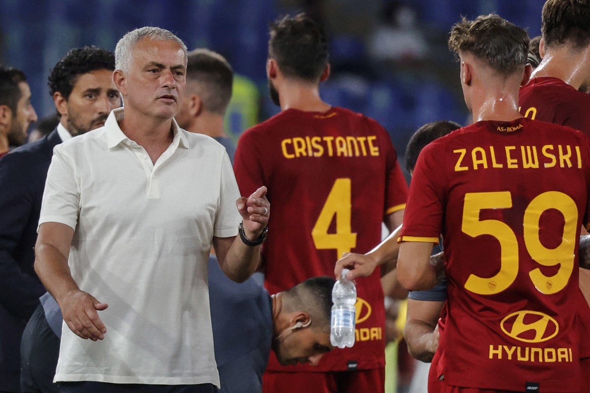 epa09414757 Roma���s head coach Jose' Mourinho during the friendly soccer match between AS Roma vs Raja Club Athletic at the Olimpico stadium in Rome, Italy, 14 August 2021(issued 15 August 2021) ...