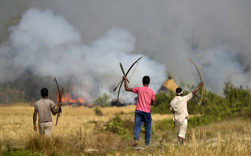 Militante haben am Dienstag im Nordosten Indiens mehrere Dörfer angegriffen und dort Dutzende Menschen erschossen.