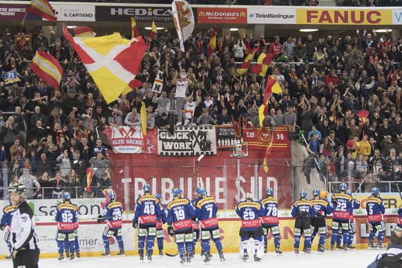 Biels Spieler jubeln mit den Fans nach dem Sieg, nach dem Eishockey Meisterschaftsspiel der National League A zwischen dem EHC Biel und den ZSC Lions, am Samstag, 3. Dezember 2016, in der Tissot Arena ...