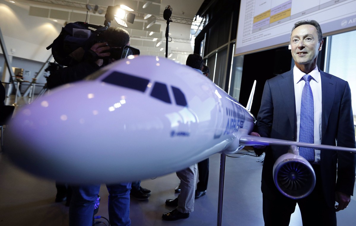 Airbus-Chef Fabrice Bregier mit einem A320-Airbus-Modell.