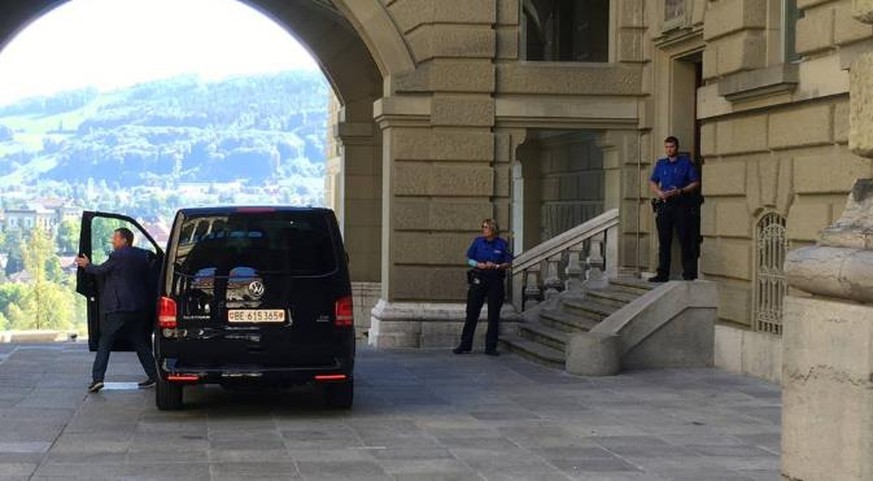 Der Van mit dem Bundesanwalt vor der Hintertür angekommen. Der Fahrer steigt aus, Lauber bleibt sitzen.