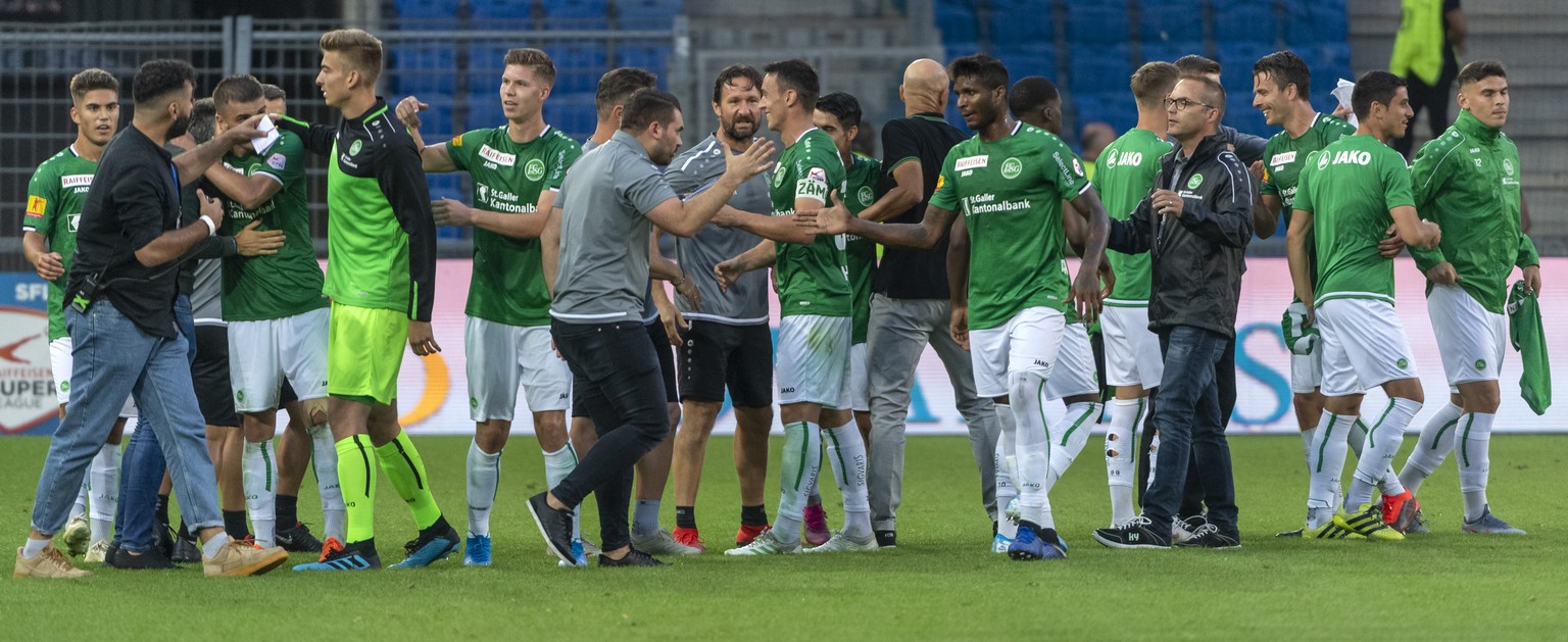 Die St. Galler freuen sich nach ihrem Sieg im Fussball Meisterschaftsspiel der Super League zwischen dem FC Basel 1893 und dem FC St. Gallen 1879 im Stadion St. Jakob-Park in Basel, am Samstag, 27. Ju ...