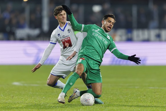 Pius Dorn (FCL), gauche, lutte pour le ballon avec Boris Cespedes (YS), droite, lors de la rencontre de football de Super League entre Yverdon Sport FC et FC Luzern (FCL) le samedi 30 novembre 2024 au ...