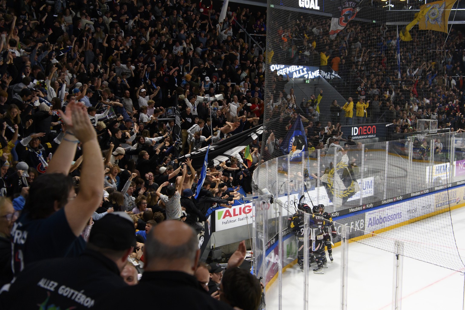 ARCHIVBILD ZUM PREMIUM-TEXT ZU FRIBOURG GOTTERON --- Gotterons Fans jubeln nach ein Tor (4-3) Gotterons Samuel Walser, beim Eishockey Meisterschaftsspiel der National League A zwischen den HC Fribourg ...