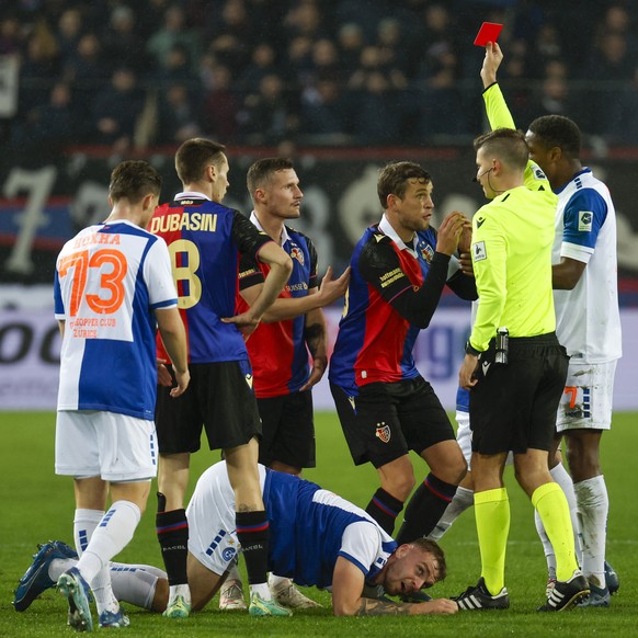 Basels Fabian Frei, dritter von rechts, versucht mit Schiedsrichter Luca Piccolo, zweiter von rechts, zu diskutieren, der Basels Taulant Xhaka, vierter von rechts, die rote Karte zeigt nach dessen Fou ...