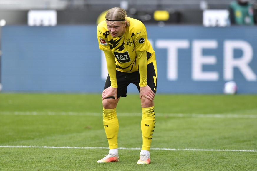 Dortmund&#039;s Erling Haaland, center, pauses after missing a scoring chance during the German Bundesliga soccer match between Borussia Dortmund and Eintracht Frankfurt in Dortmund, Germany, Saturday ...