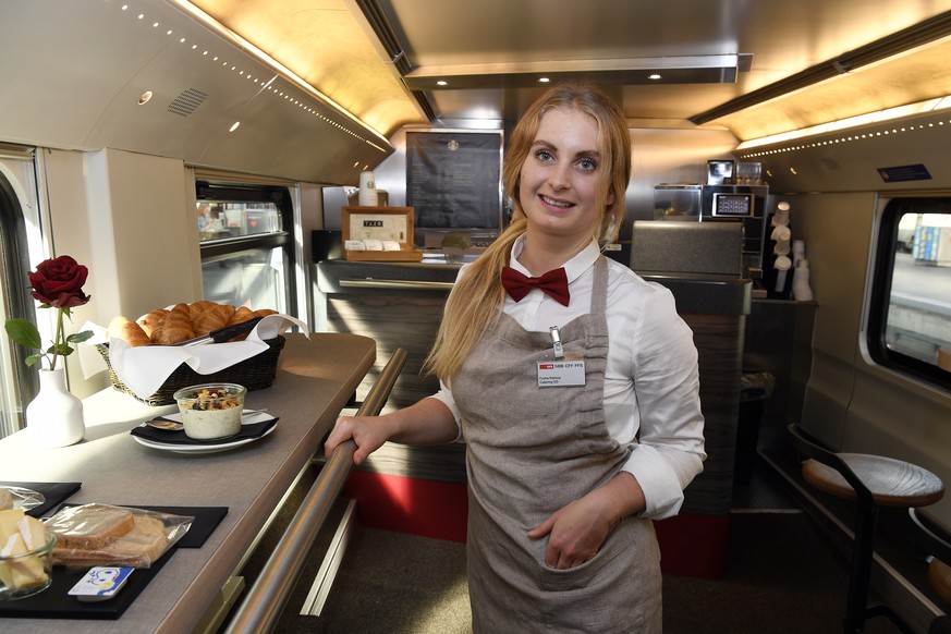 Ein SBB-Mitarbeiterin in einem neuen Bistro-Wagen der SBB, am Mittwoch, 28. September 2016, in Zuerich. Die SBB konkretisiert die Anfang 2016 neuangekuendigte Neuausrichtung der Bahngastronomie. (KEYS ...