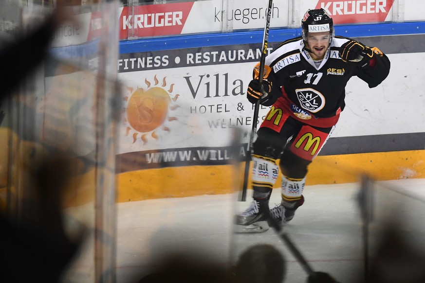 Luganos Luca Fazzini feiert das 8-0 Goal im Spiel beim Eishockey Meisterschaftsspiel der National League A zwischen dem HC Lugano und dem HC Fribourg Gotteron am Samstag, 3. Dezember 2016, in der Rese ...