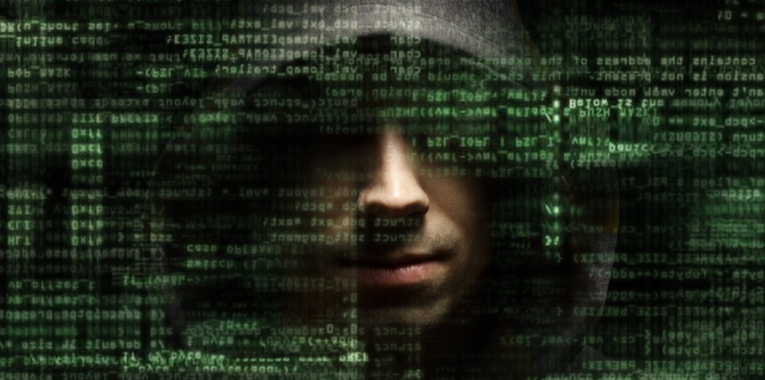 Hacker vor seinem Programmcode (Symbolbild).