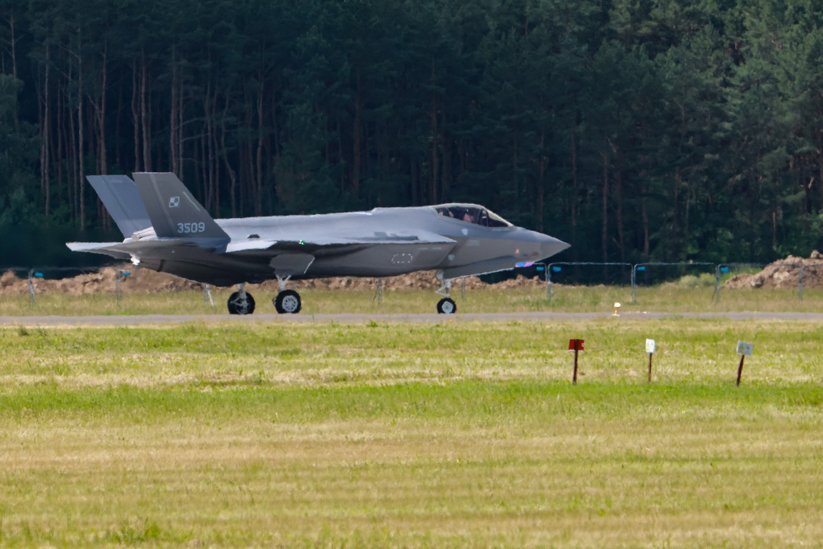 epa13032283 A Polish Air Force F-35 fighter jet lands at 332nd Tactical Air Base before the ceremony of F-35 fighter jets officially join the Polish Armed Forces in Lask, central Poland, 12 June 2026. ...