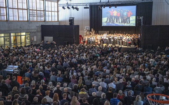 Grosse Anteilnahme beim Abschiedsgottesdienst fuer sechs in Schweden verunglueckte Schweizer, am Mittwoch, 30. Januar 2019, in der Widihalle in Frutigen. Bei einem schweren Unfall mit einem Kleinbus u ...