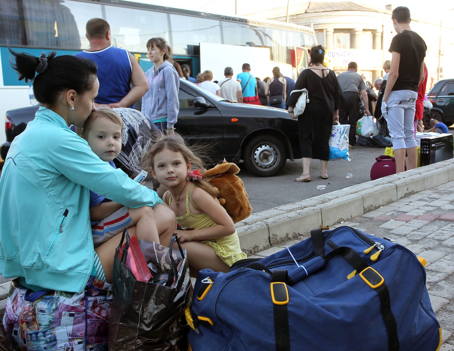 Ukrainische Mutter will mit ihren Kindern aus der Kriegsregion fliehen.