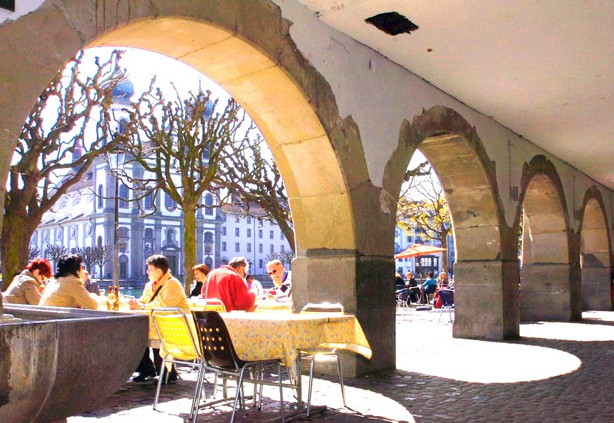 Besucher eines Gartenrestaurants vergnuegen sich am Montag, 2. April 2007, bei fruehlingshaftem Wetter an der Reuss in Luzern. (KEYSTONE/Sigi Tischler)