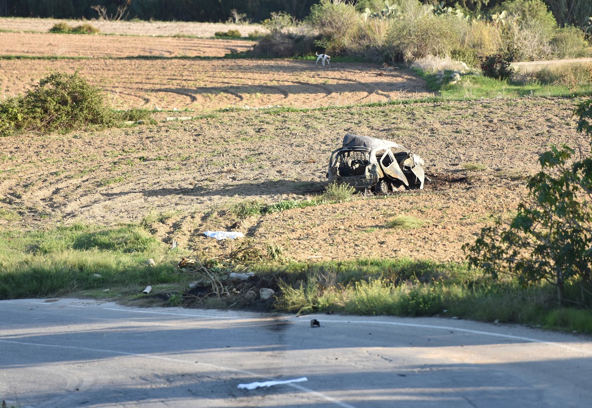 JAHRESRUECKBLICK 2017 - OKTOBER - The wreckage of the car of investigative journalist Daphne Caruana Galizia lies next to a road in the town of Mosta, Malta, Monday, Oct. 16, 2017. Malta's prime  ...