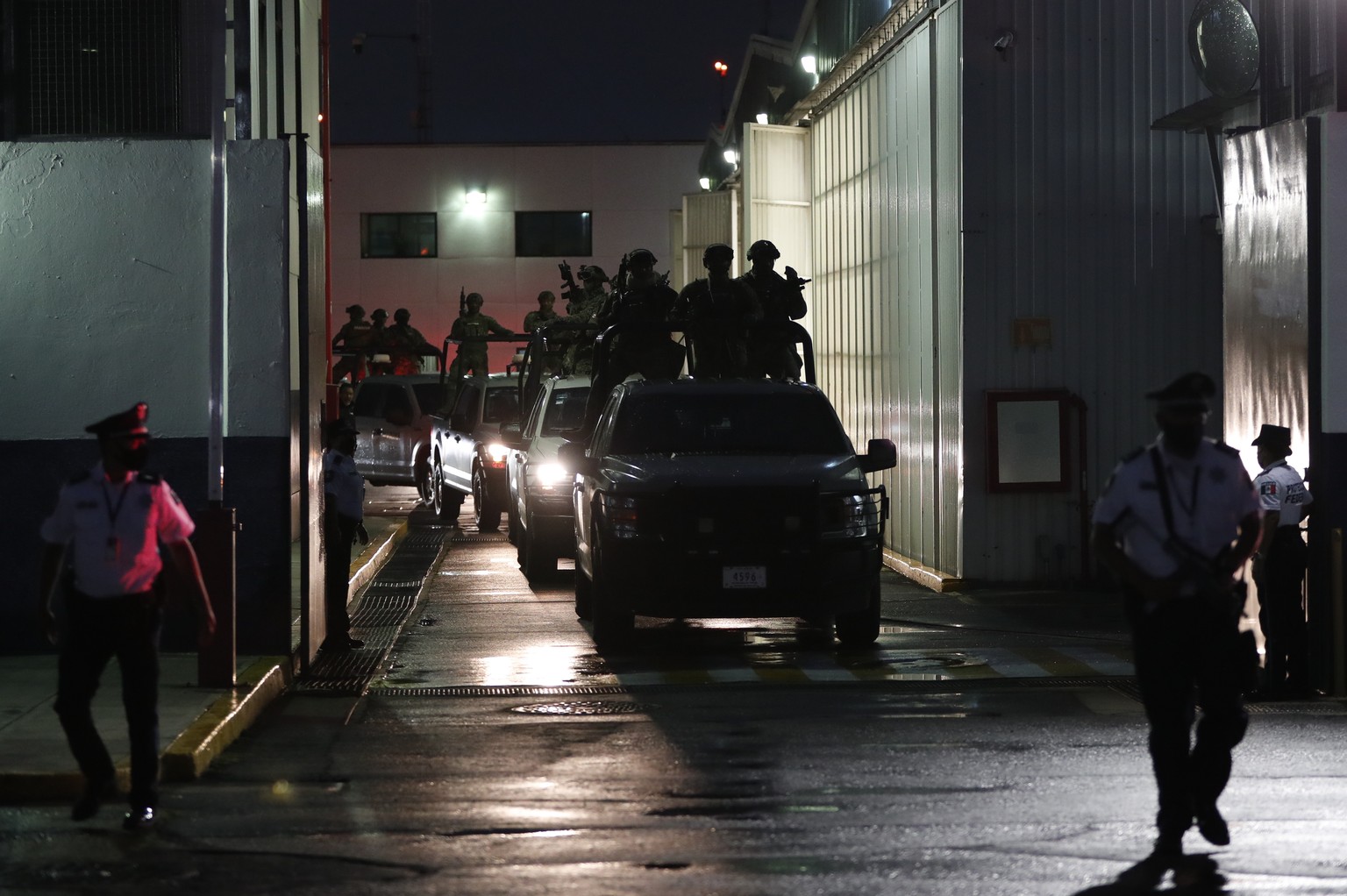 epa10073990 Members of the Mexican Navy and the Federal Ministerial Police carry out the transfer of drug lord Rafael Caro Quintero from a hangar belonging to the Prosecutor&#039;s Office to the Altip ...