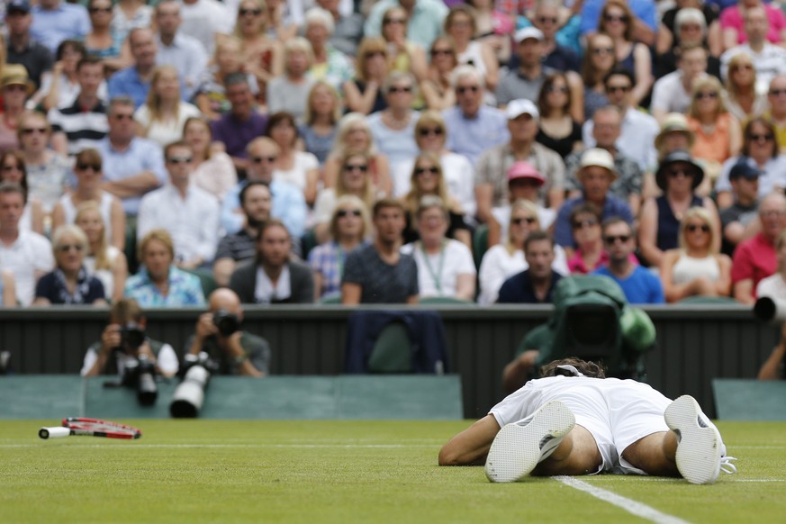 Roger Federer am Boden. Er musste sich im Wimbledon-Halbfinal geschlagen geben.