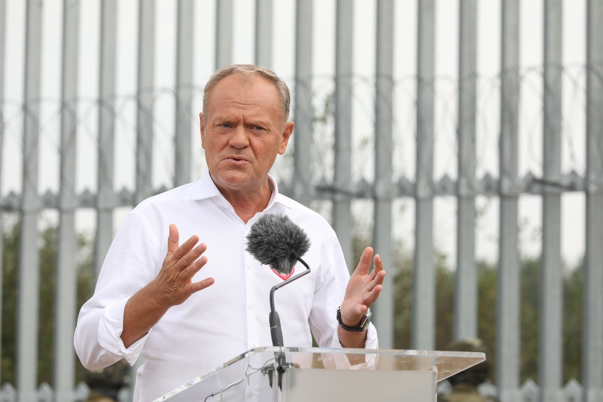 epa12339502 Polish Prime Minister Donald Tusk speaks as he delivers a statement to the media during a visit with European Commission President Ursula von der Leyen (not pictured) to the Polish-Belarus ...