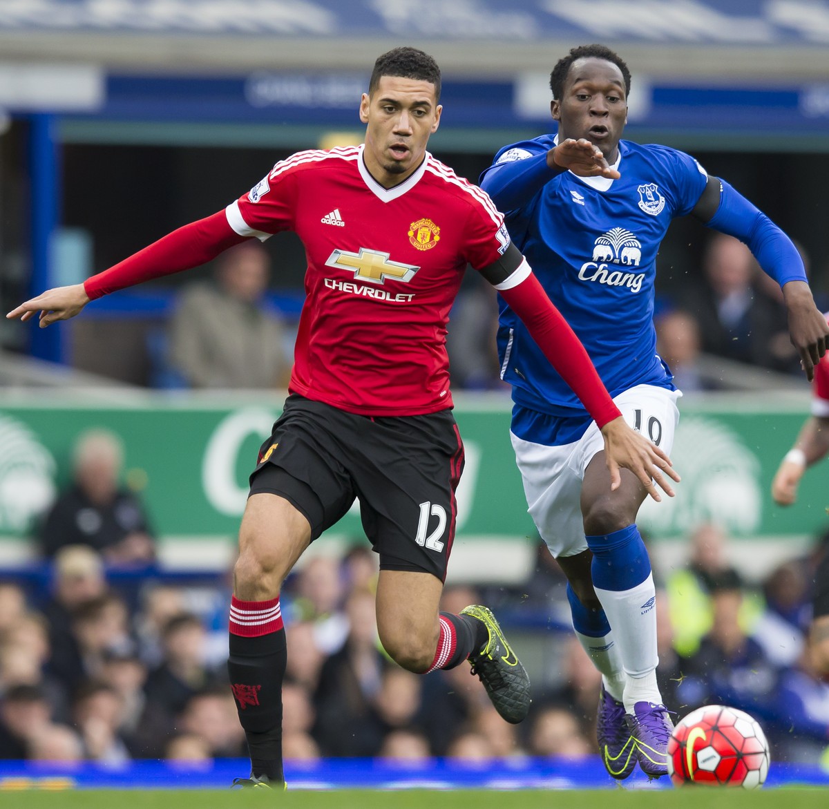 Everton's Romelu Lukaku, right, fights for the ball against Manchester United's Chris Smalling during the English Premier League soccer match between Everton and Manchester United at Goodiso ...