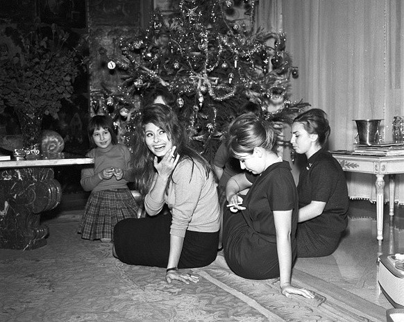 Italian actress Sophia Loren celebrates Christmas in her house of Rome with her sister Maria Scicolone and other relatives. Rome, 1960 (Photo by Franco Vitale/Reporters Associati &amp; Archivi/Mondado ...