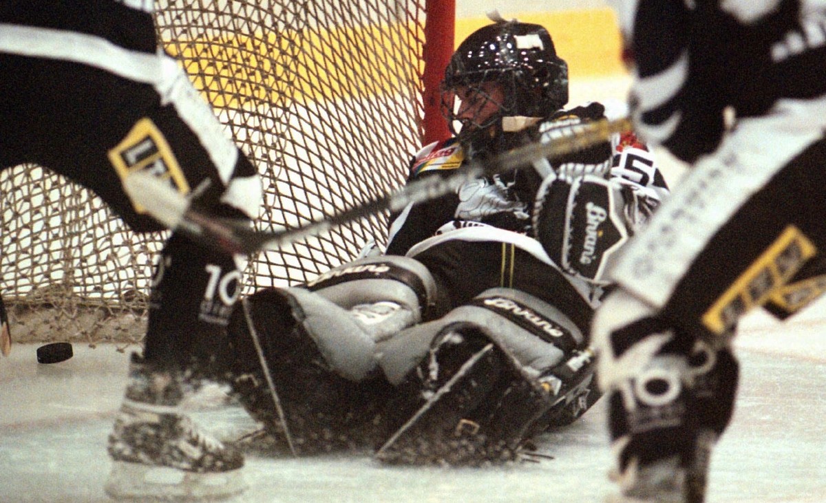 Bereits nach wenigen Sekunden muss sich Goalie Remo Wehrli vom Schlittschuhclub Rapperswil Jona gegen den EV Zug geschlagen geben. Kari Martikainen (links) und Harry Rogenmoser koennen nicht mehr eing ...