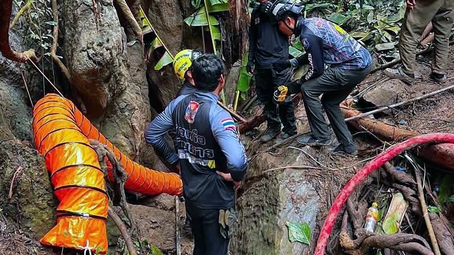 epa12994225 A handout photo made available by Metta Tham Kalasin Rescue shows Thai rescuers on a mission to free seven Laotians trapped in a flooded cave in Xaysomboun province, Laos, 25 May 2026 (iss ...