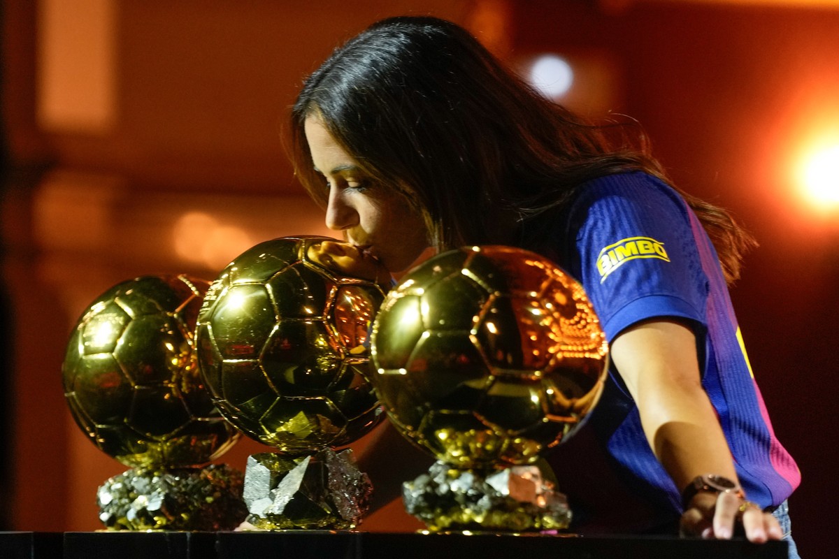 epa12404975 Barcelona's soccer player Spanish Aitana Bonmati poses with her "Ballon d'Or" trophies in Liceo Theatre, in Barcelona, Catalonia, Spain, 25 September 2025. Bonmati has  ...