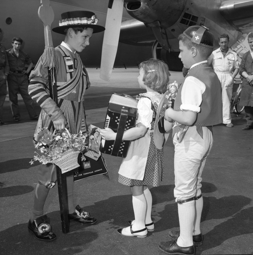 British children on holiday in Switzerland 1962: Arrival and welcome at Zurich Kloten airport British children on holiday in Switzerland 1962: Arrival and welcome at Zurich Kloten airport (Photo by RD ...