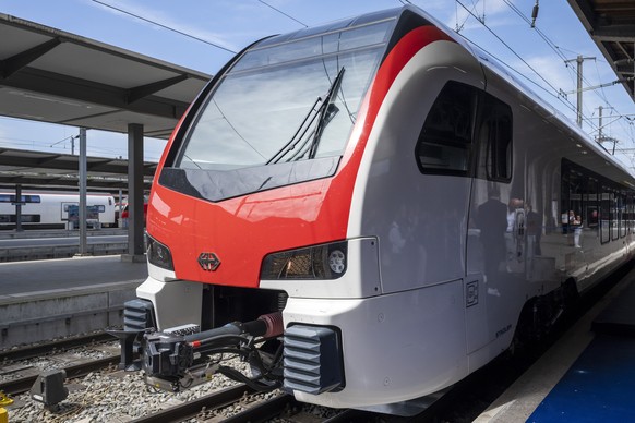 Ein neuer Flirt Mouette steht im Bahnhof Basel SBB im Rahmen der Jubilaeumsfestivitaeten 175 Jahre Schweizer Bahnen in Basel, am Samstag, 21. Mai 2022. (KEYSTONE/Georgios Kefalas)