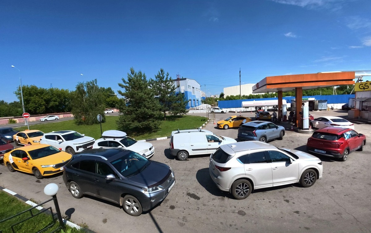 Des files d'attente devant une station-service à Moscou. L'essence vient à manquer en Russie.