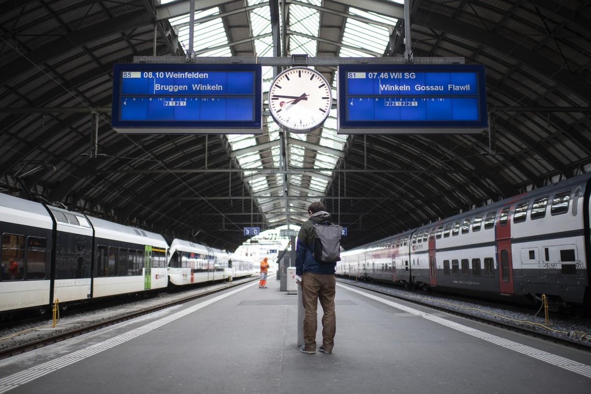 THEMENBILD ZUM FAHRPLAN 2021 DER SBB --- Ein Pendler am Bahnhof, am Montag, 23. Maerz 2020, in St. Gallen. Die SBB und regionale Transportunternehmen reduzieren wegen der Coronavirus-Krise schrittweis ...