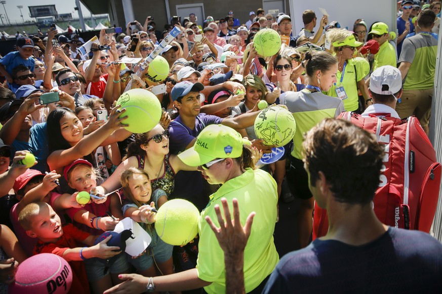 Heiss begehrt wie eh und je: Federer nach dem Training am Sonntag.