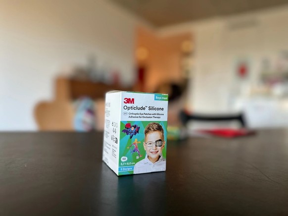Die Augenärztin verrechnet für diese Augenpflaster doppelt so viel wie eine Online-Apotheke - und die Krankenkasse zahlt.