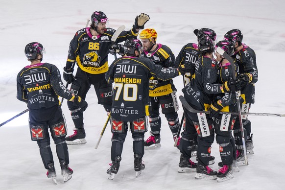 Ajoies SPieler freuen sich ueber den Sieg im Eishockey-Qualifikationsspiel der National League zwischen dem HC Ajoie und den SC Rapperswil-Jona Lakers in der Raiffeisen Arena in Porrentruy, am Freitag ...