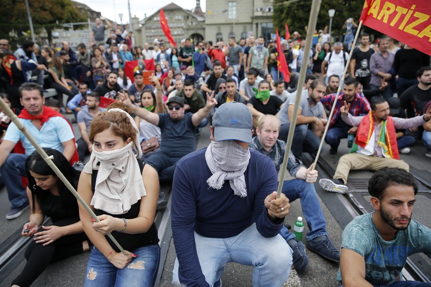 Kurden protestieren auf der Kirchenfeldbruecke nach einer Auseinandersetzung mit Tuerkischen Nationalisten, am Samstag, 12. September 2015, in Bern. (KEYSTONE/Peter Klaunzer)

Kurds living in Switzerl ...