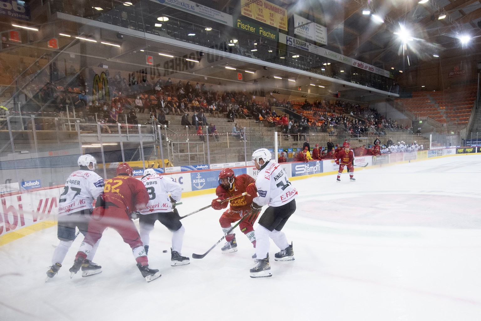 400 Zuschauer waehrend einem Vorbereitungsspiel zwischen den SCL Tigers und dem EHC Olten am Freitag, 14. August 2020, im Ilfisstadion in Langnau. (KEYSTONE/Marcel Bieri)