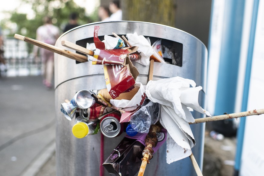 Abfall am Zueri Faescht, aufgenommen am Samstag, 6. Juli 2019, in Zuerich. An diesem Wochenende werden ueber 2 Millionen Besucherinnen und Besucher in der Limmatstadt erwartet. (KEYSTONE/Ennio Leanza)