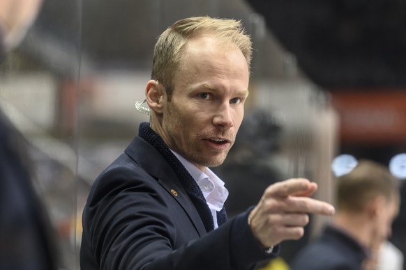 Berns Trainer Johan Lundskog reagiert beim Eishockey Meisterschaftsspiel der National League zwischen dem SC Bern und dem EV Zug, am Donnerstag, 27. Januar 2022, in der Postfinance Arena in Bern. (KEY ...