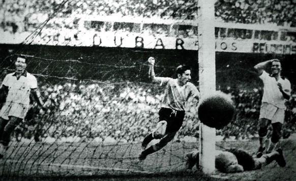 Der Uruguayaner Alcides Ghigga jubelt nach seinem 2:1-Siegestreffer.