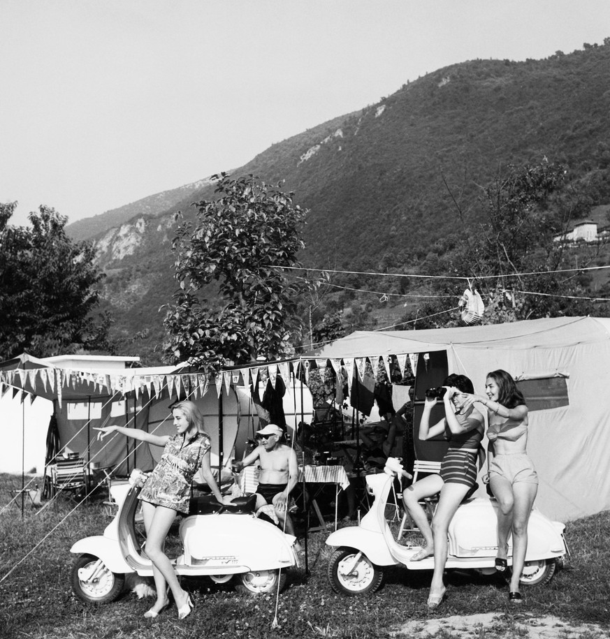 Camping 1958 – with Lambretta scooters. Probably a promo shot.
01 02 1958 972_45_W282886