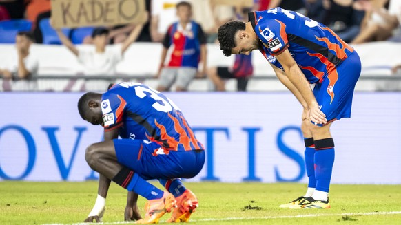 Jonas Adjetey (FCB), links, und Leon Avdullahu (FCB), rechts, nach dem Fussball Meisterschaftsspiel der Regular Season der Swiss Super League zwischen dem FC Basel 1893 und dem FC Lugano im Stadion St ...