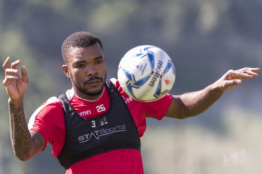 Der Rueckkehrer Serey Die spielt den Ball waehrend dem ersten Training des FC Sion nach dem Lockdown in der Krise um die Pandemie des Coronavirus, Covid-19, am Montag, 1. Juni 2020 in Riddes VS. (KEYS ...