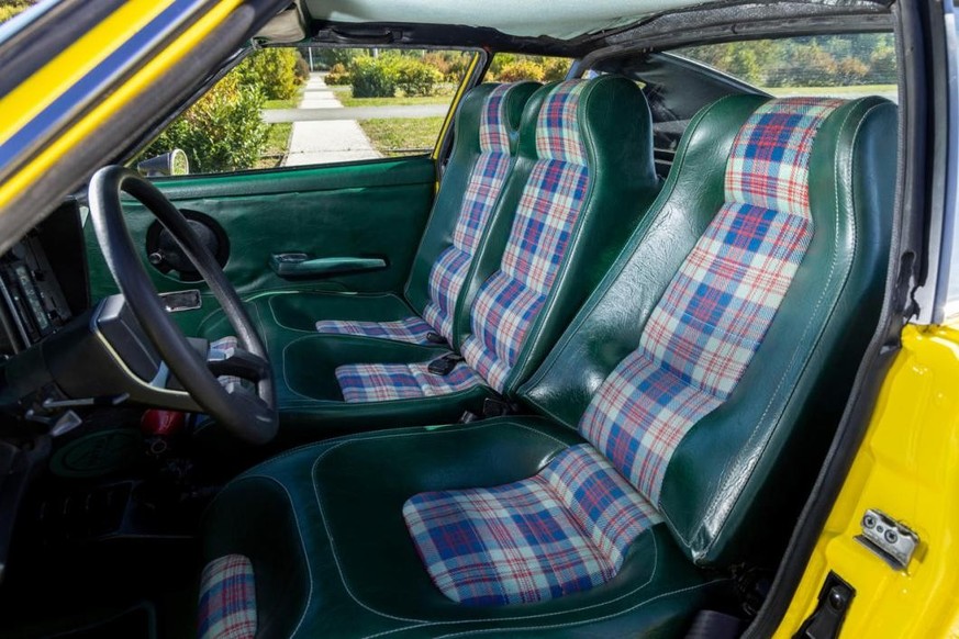 1975 Matra Bagheera plaid interior. 
https://www.largus.fr/actualite-automobile/essai-hommage-550-conduit-la-descendante-de-la-matra-bagheera-30029882-30218554-photos.html#photos-main-title-anchor